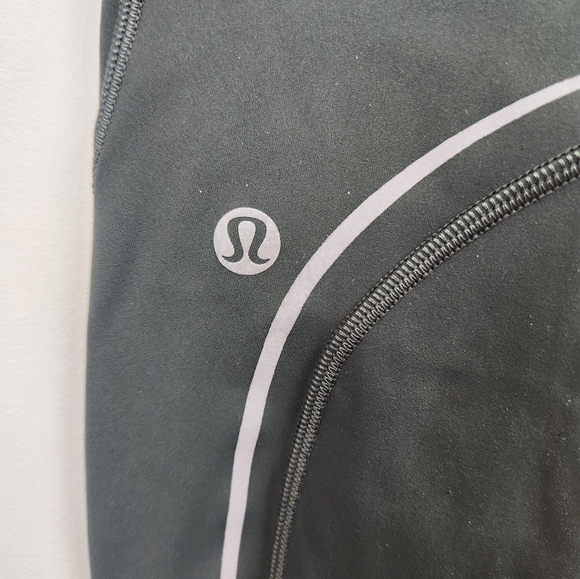 Lululemon Base Pace High-Rise Rise Green Leggings Ankle Length Size 2 - Picture 3 of 8